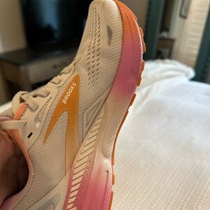 Brooks Women's Athletic Shoes - Cream and Pink